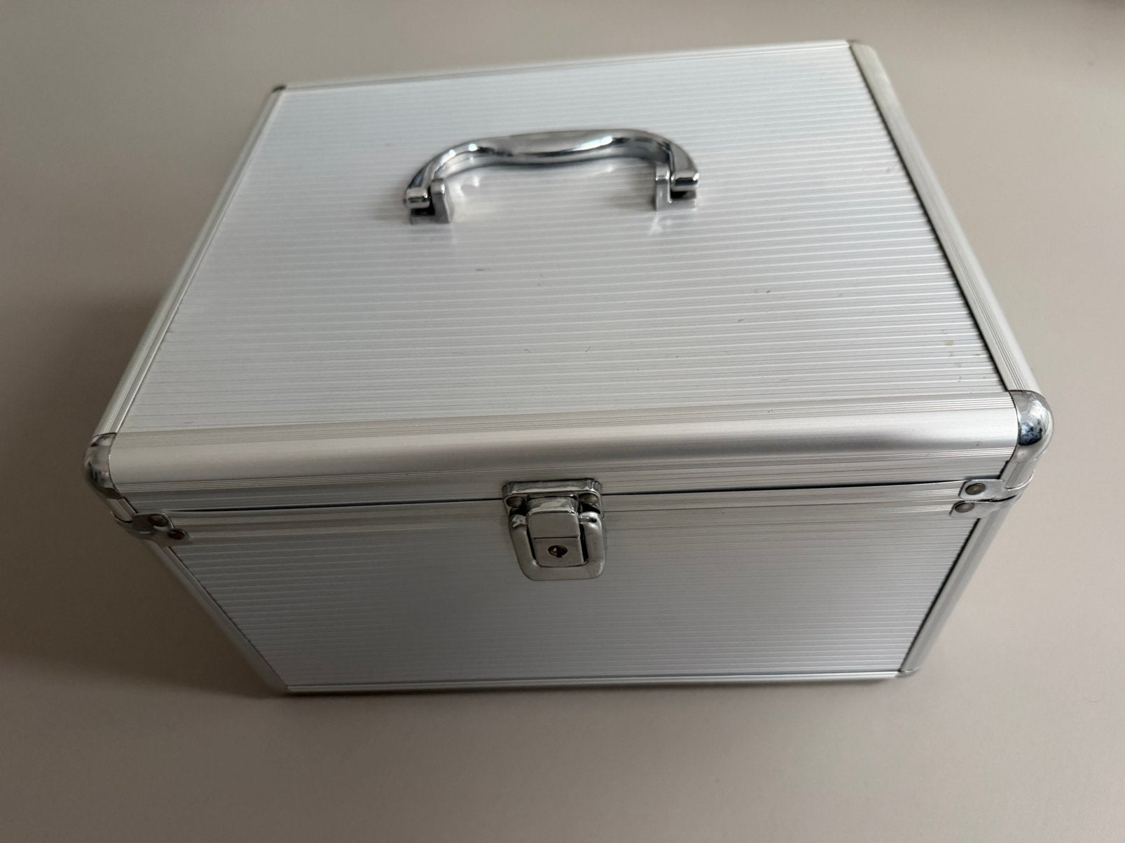 DJ koffer / opbergbox 600 CD en DVD nieuwstaat, Muziek en Instrumenten, Ophalen of Verzenden, Zo goed als nieuw, Overige instrumenten