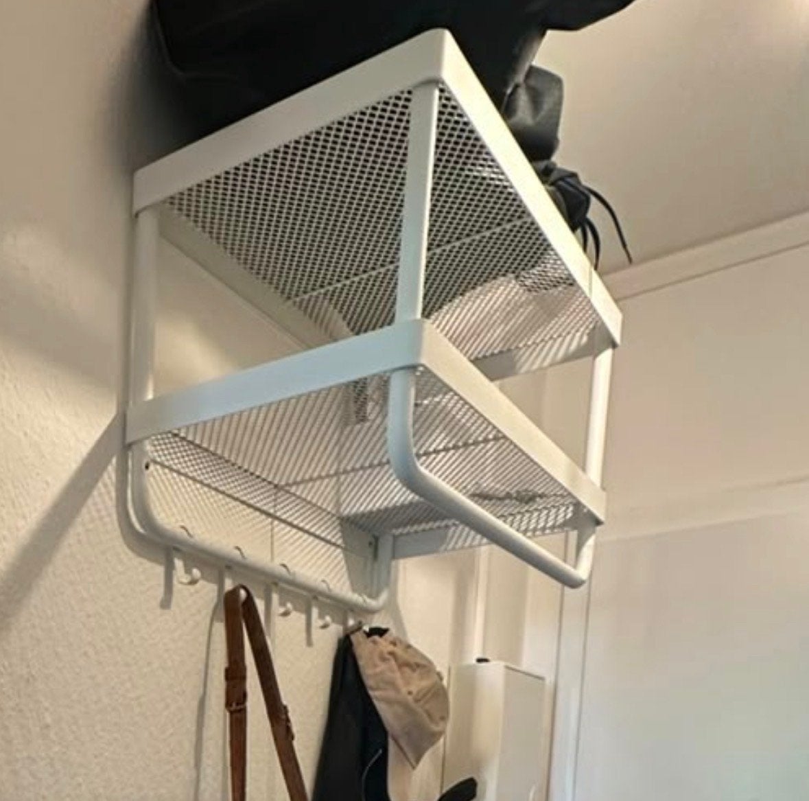 Witte wandkapstok met legplanken en haken, Ophalen of Verzenden, Gebruikt, Metaal, Wandkapstok