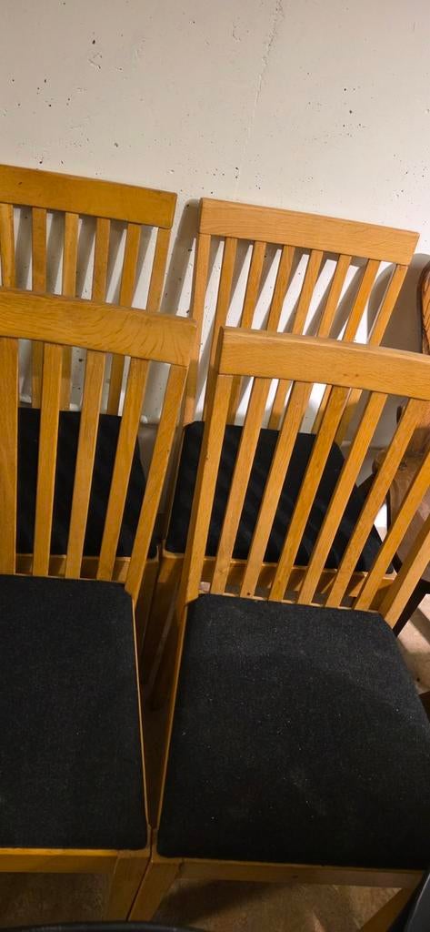 Set van 4 houten eetkamerstoelen met zwarte zitting, Ophalen, Gebruikt, Overige kleuren, Modern, Scandinavisch