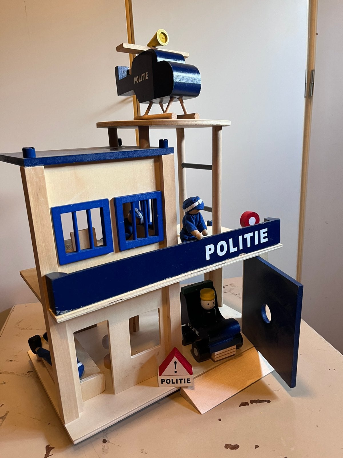 Houten politiebureau met helikopter en auto, Ophalen, Zo goed als nieuw