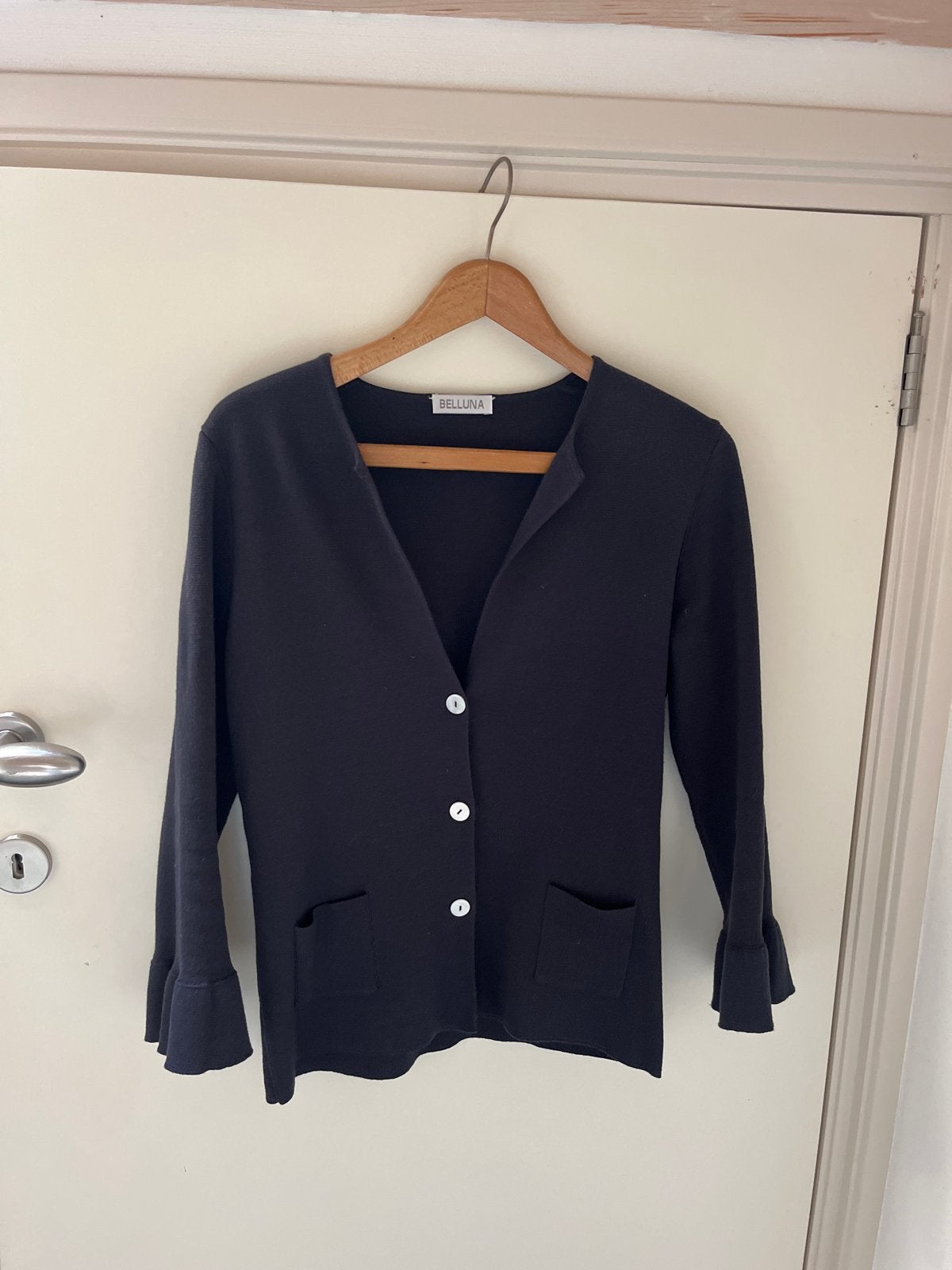 Belluna donkerblauw vestje met ruches mouwen, Verzenden, Gedragen, Maat 36 (S), Blauw