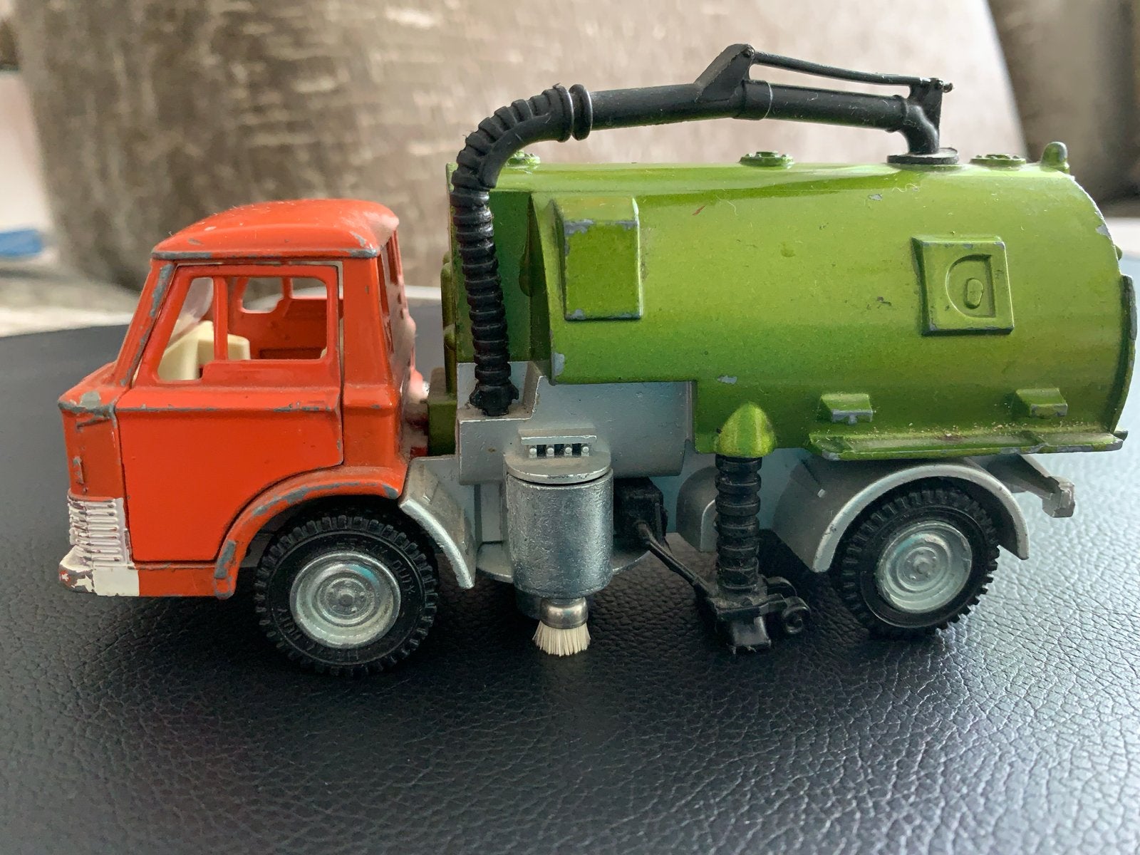 DINKY TOYS FORD JOHNSTON ROAD SWEEPER TRUCK -ORANGE 14.0, Ophalen of Verzenden, Gebruikt