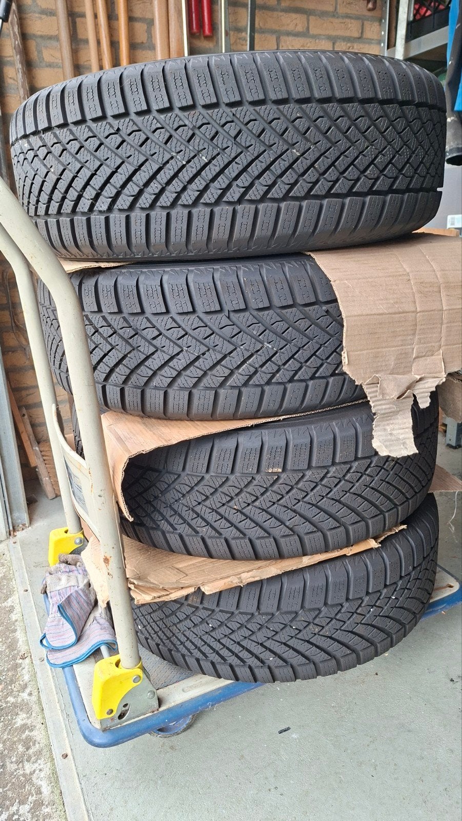 set van 4 stalen 16" velgen met winterbanden 205/55/R16, Ophalen, Zo goed als nieuw