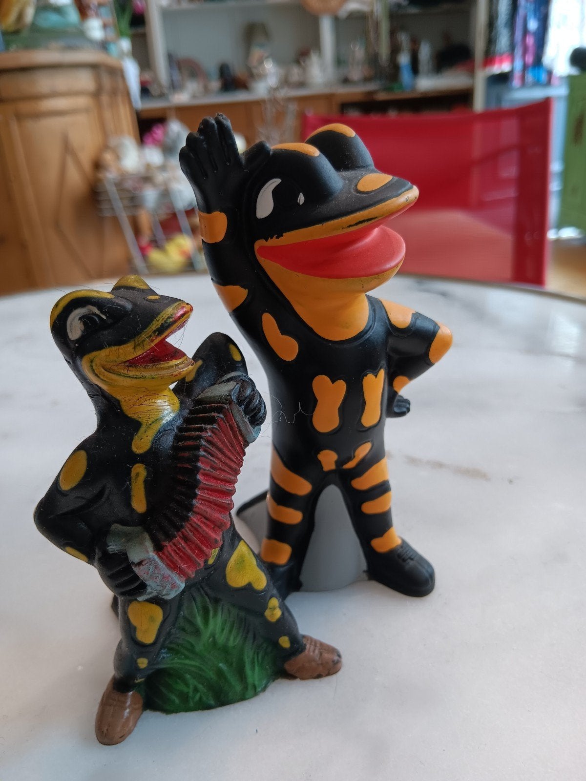 2 Salamander, Verzenden