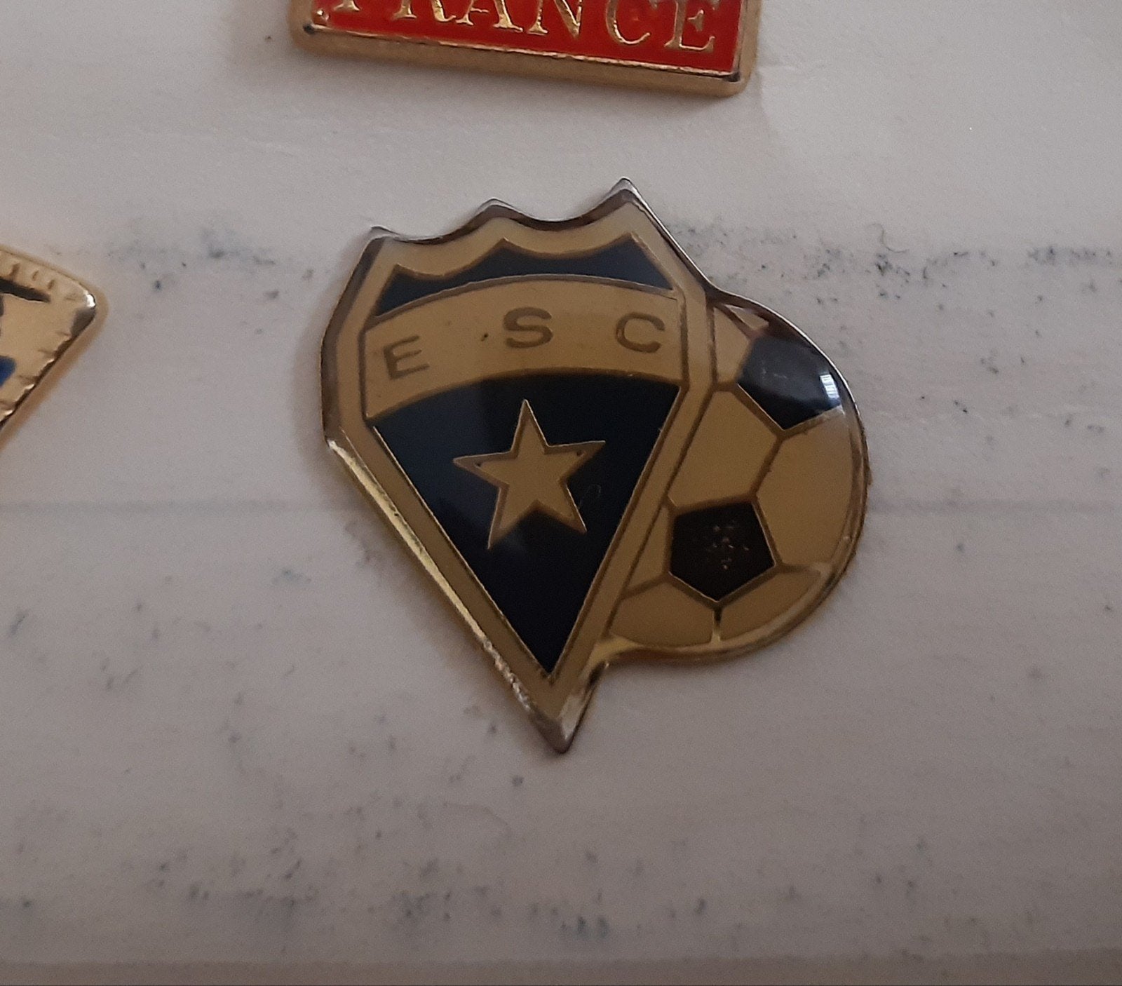 Pin E.S.C, Ophalen of Verzenden, Nieuw, Sport, Speldje of Pin