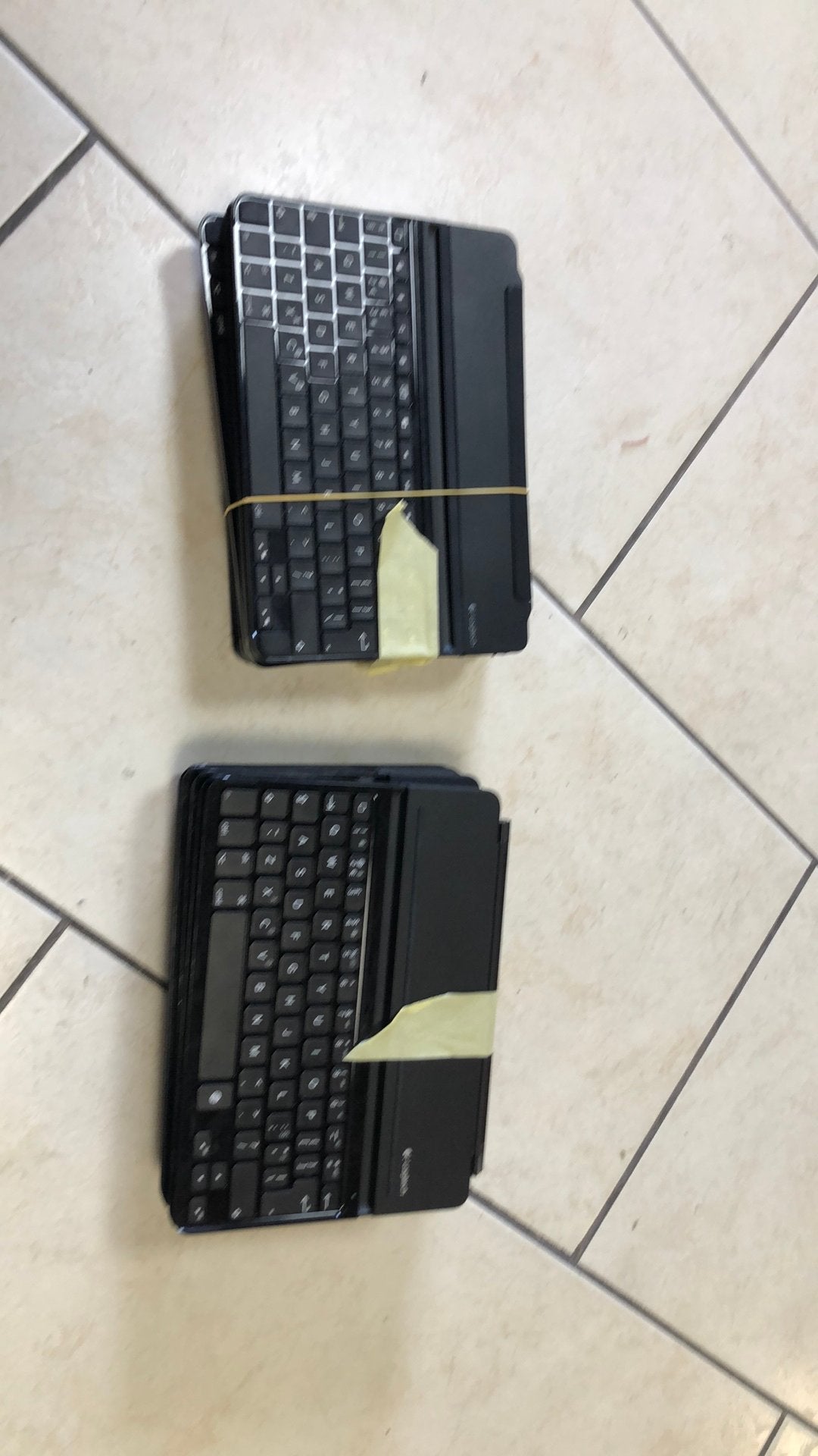 17x Logitech ipad toetsenborden, Computers en Software, Ophalen of Verzenden, Zo goed als nieuw, 10 inch, Bescherming voor- en achterkant