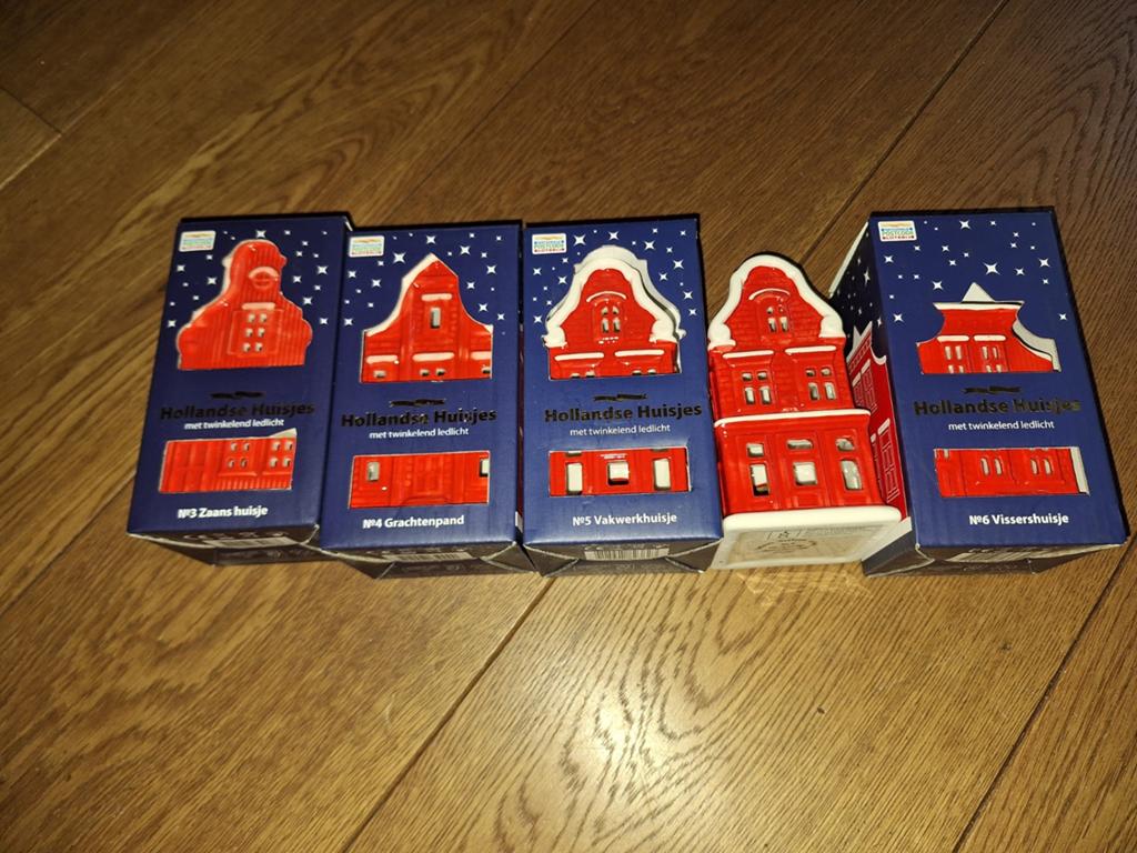 5 Postcodeloterij grachtenpandjes. Nr: 3, 4, 5, 5, 6., Overige materialen, Ophalen of Verzenden, Zo goed als nieuw, Rood