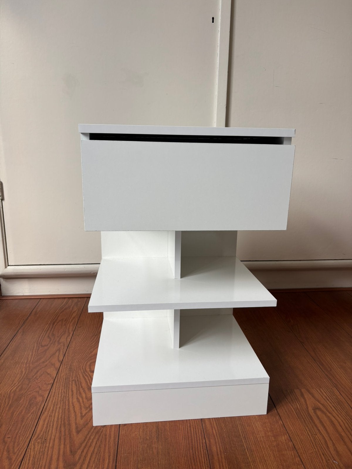 White bedside table with drawer, Huis en Inrichting, Ophalen, 55 tot 70 cm, Zo goed als nieuw, 45 tot 65 cm