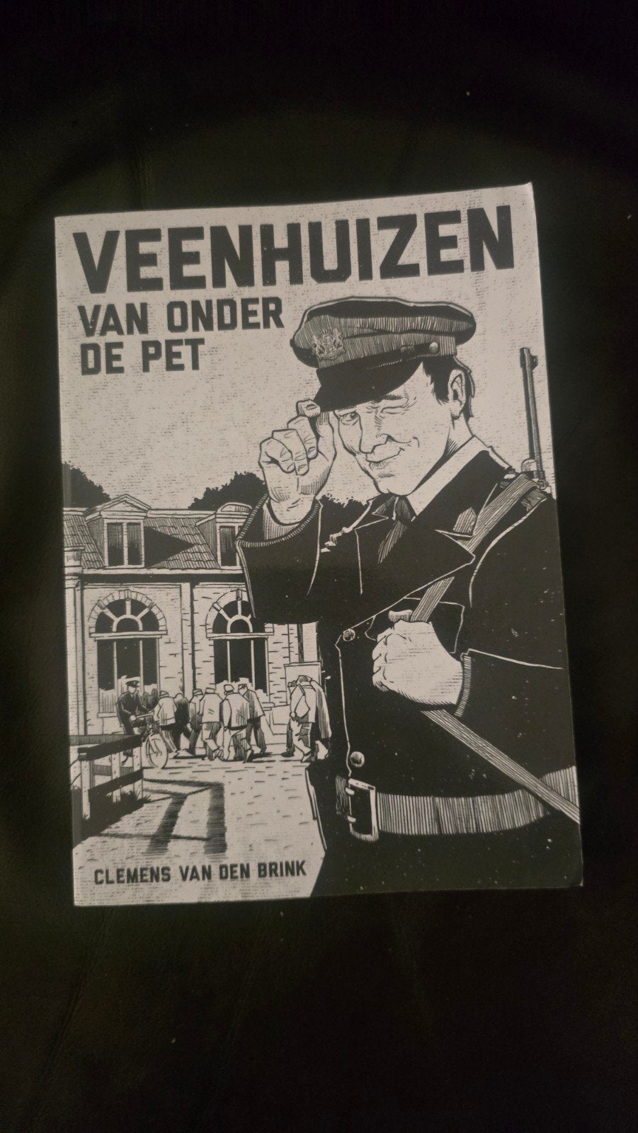 Veenhuizen: Van Onder De Pet - Clemens van den Brink, Boeken, Ophalen of Verzenden, Zo goed als nieuw, Clemens van den Brink