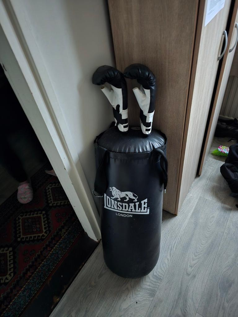 Lonsdale Bokszak met handschoenen - Zo goed als nieuw, Sport en Fitness, Boksen, Zo goed als nieuw, Bokszak, Ophalen of Verzenden