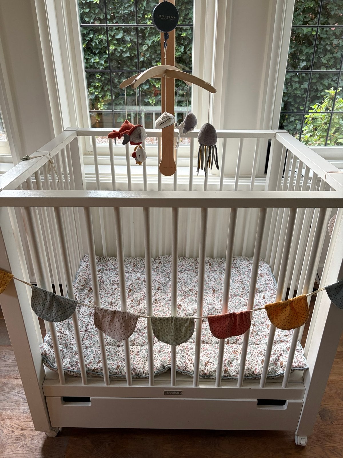 Bopita Box met lade, wielen, Little Dutch mobiel & Jolein kl, Ophalen, Zo goed als nieuw, Minder dan 140 cm, 85 tot 100 cm