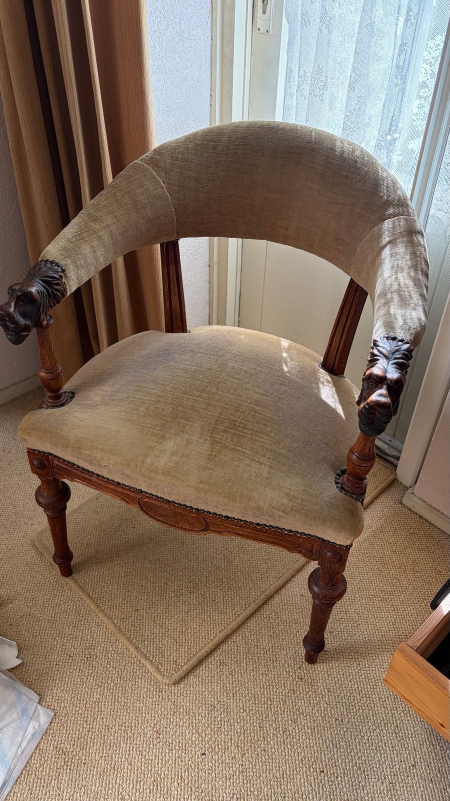 Antieke 19e eeuwse fauteuil met leeuwenkoppen - Uniek stuk!, Ophalen