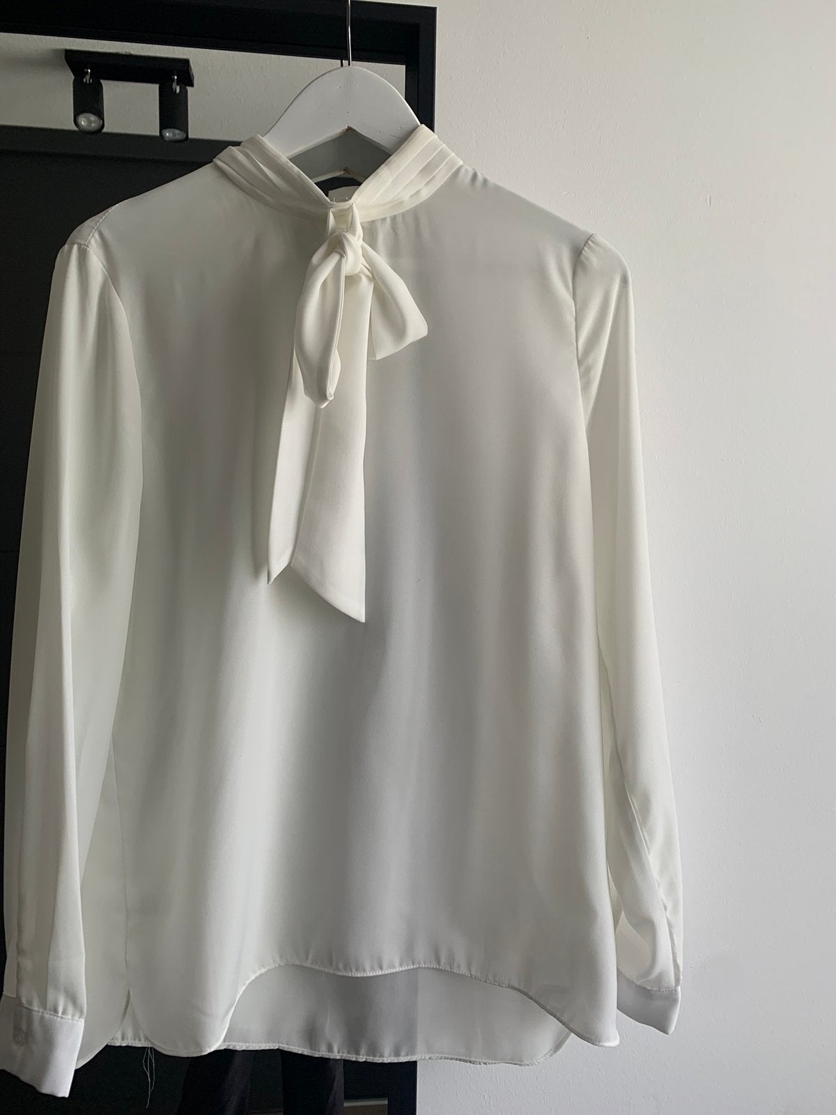Gebroken witte strik blouse, Kleding | Dames, Ophalen of Verzenden, Zo goed als nieuw, Maat 38/40 (M), Wit