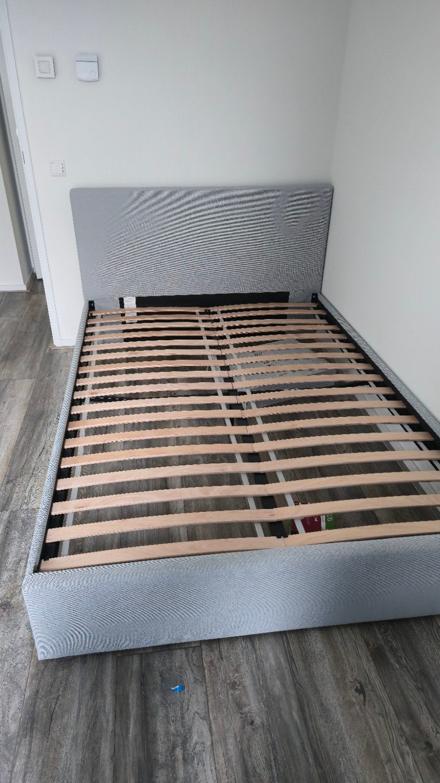IKEA GLADSTAD gestoffeerd bedframe 140x200 cm, Huis en Inrichting, Slaapkamer | Bedden, Tweepersoons, Zo goed als nieuw, 200 cm