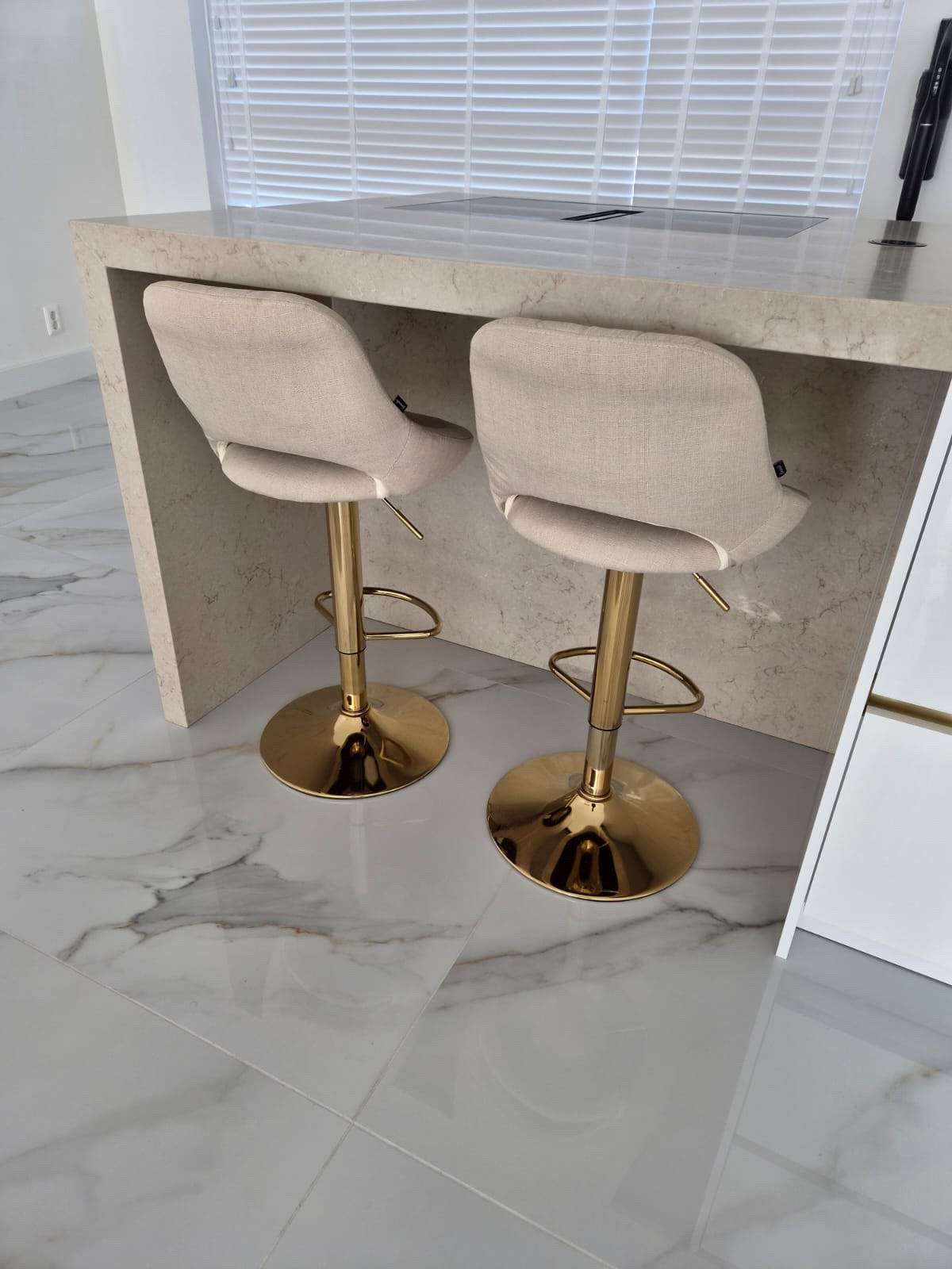 2x beige barkruk met gouden frame, Ophalen, Zo goed als nieuw, Draaibaar, 60 tot 90 cm