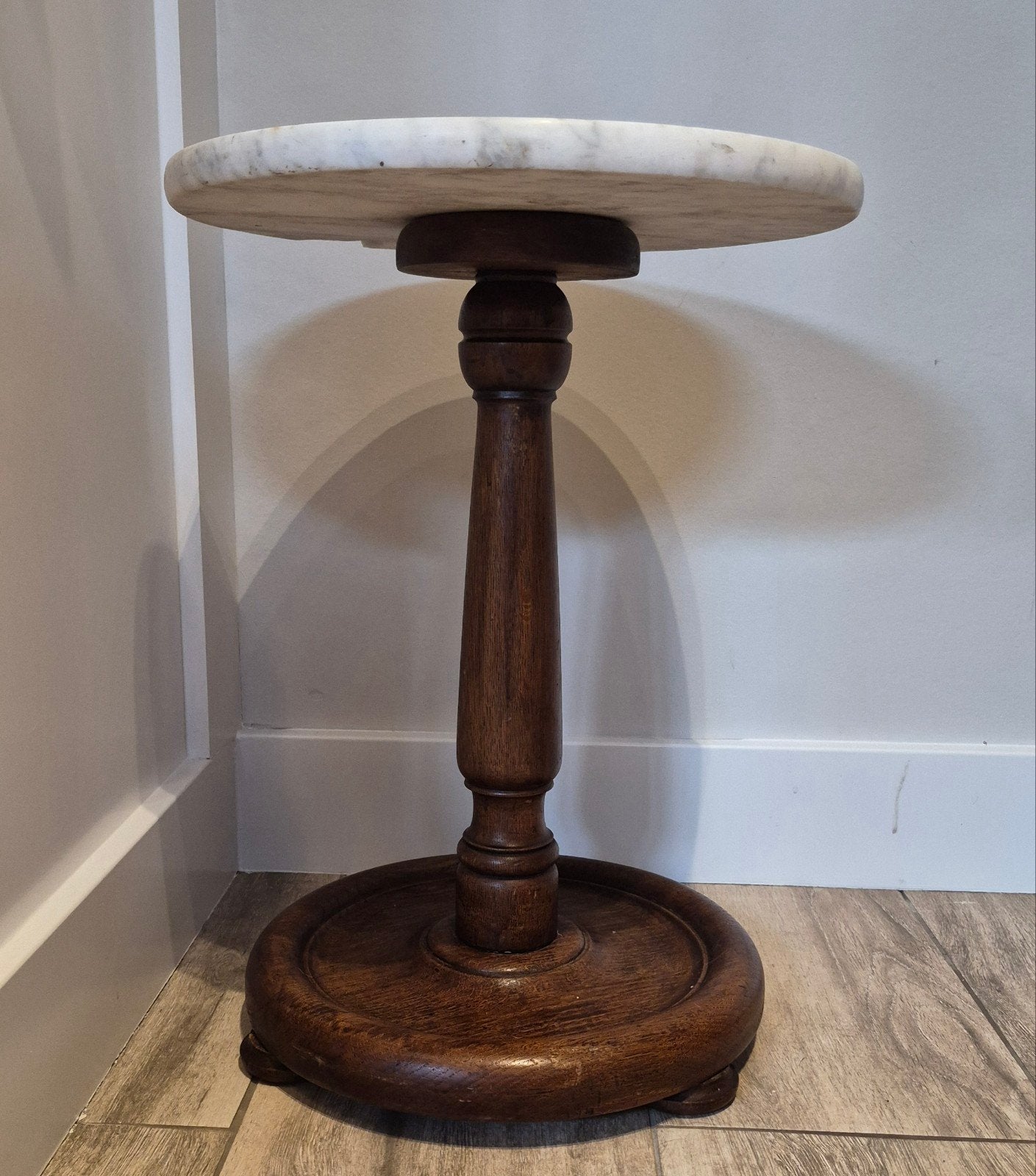 Elegante Marmeren Sidetable met Houten Voet, Huis en Inrichting, Tafels | Sidetables, Ophalen, Gebruikt, Rond, Klassiek, Tijdloos