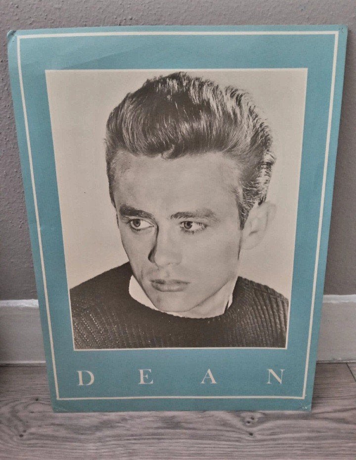 James Dean op karton heeft punaise gaatjes, Antiek en Kunst, Ophalen of Verzenden, Poster, Fotografie, Met passe-partout