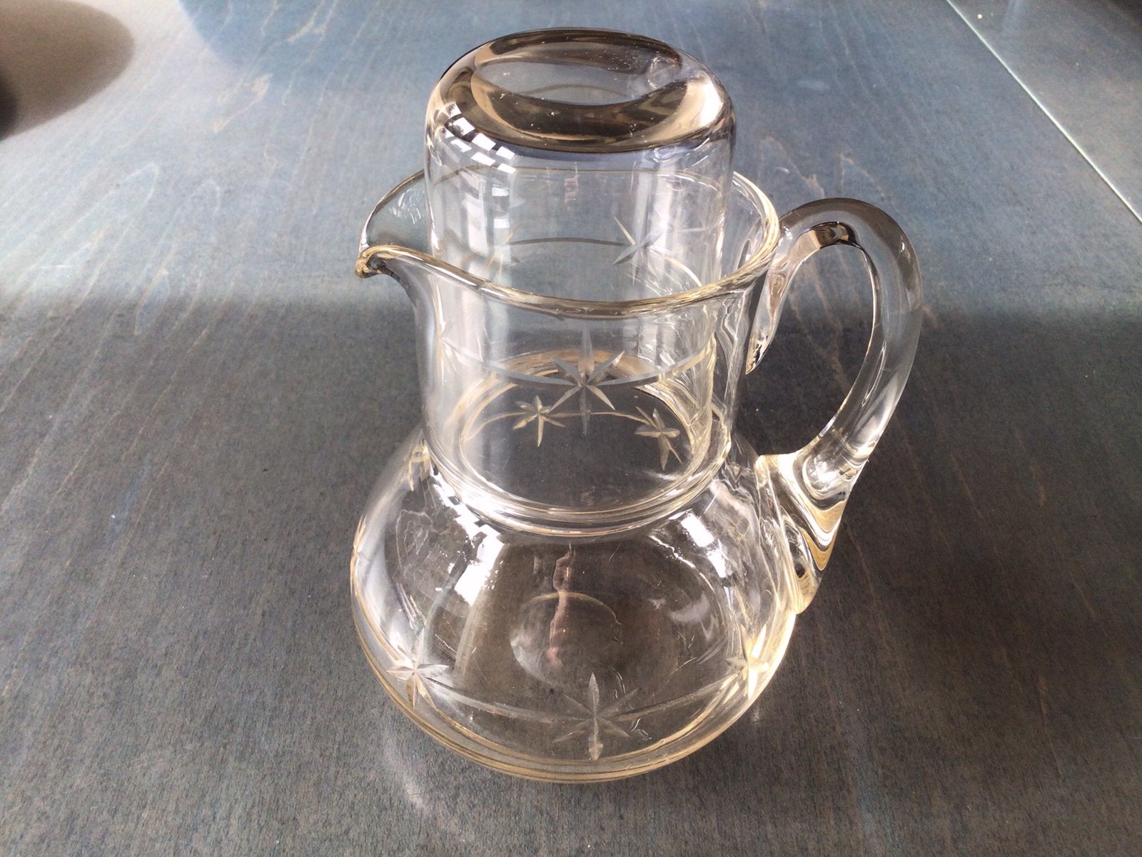 Vintage gegraveerde waterkan met bijpassend glas bovenop, Antiek en Kunst, Ophalen of Verzenden