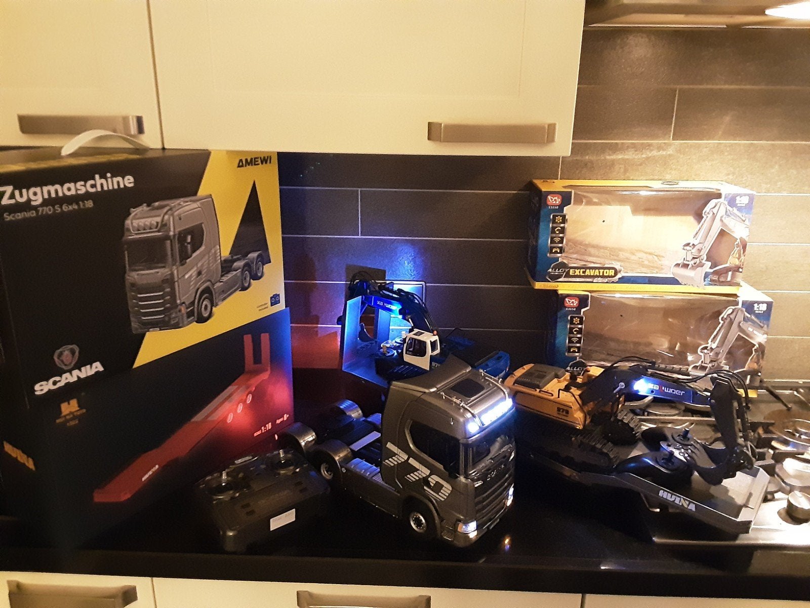 Huina Amewi Scania 770s 64 1:18 RC Truck met 2 graafmachine, Overige merken, Groter dan 1:32, Nieuw, Ophalen of Verzenden
