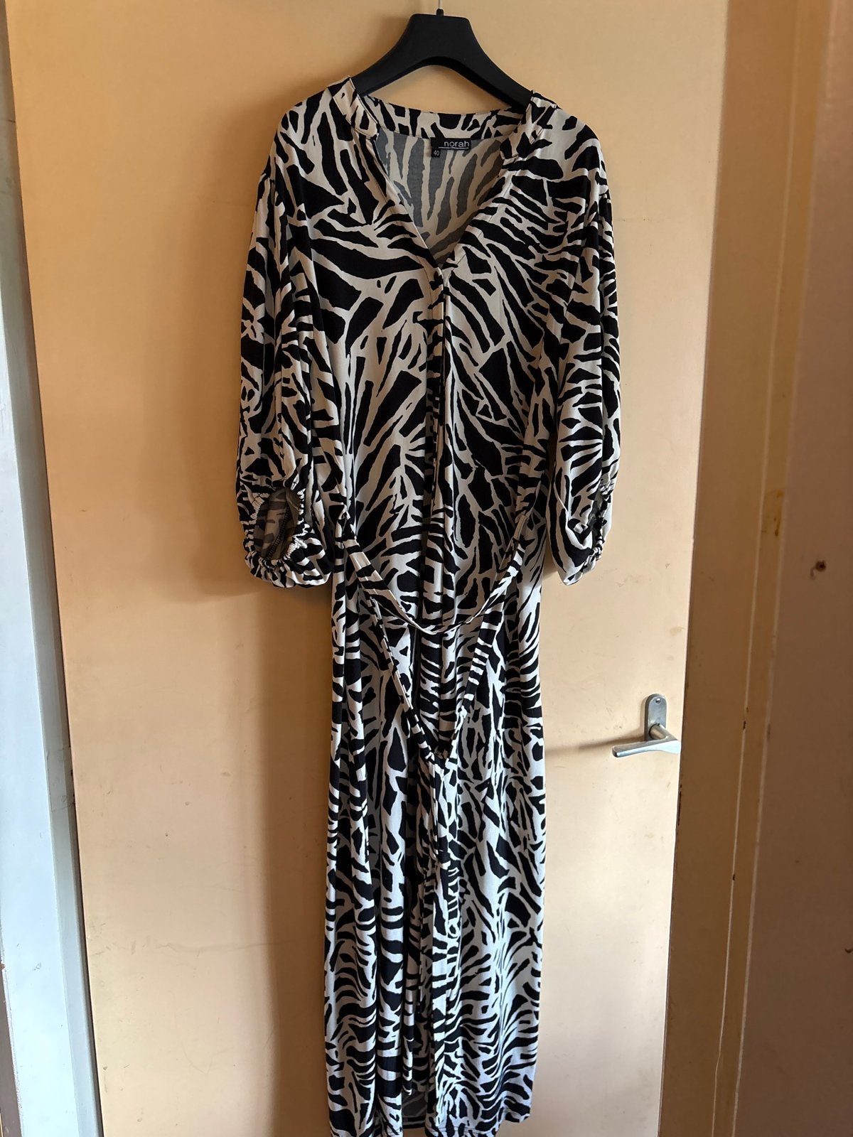 Norah Zebra Print Maxi Jurk - Maat M, Zwart, Zo goed als nieuw, Onder de knie, Ophalen