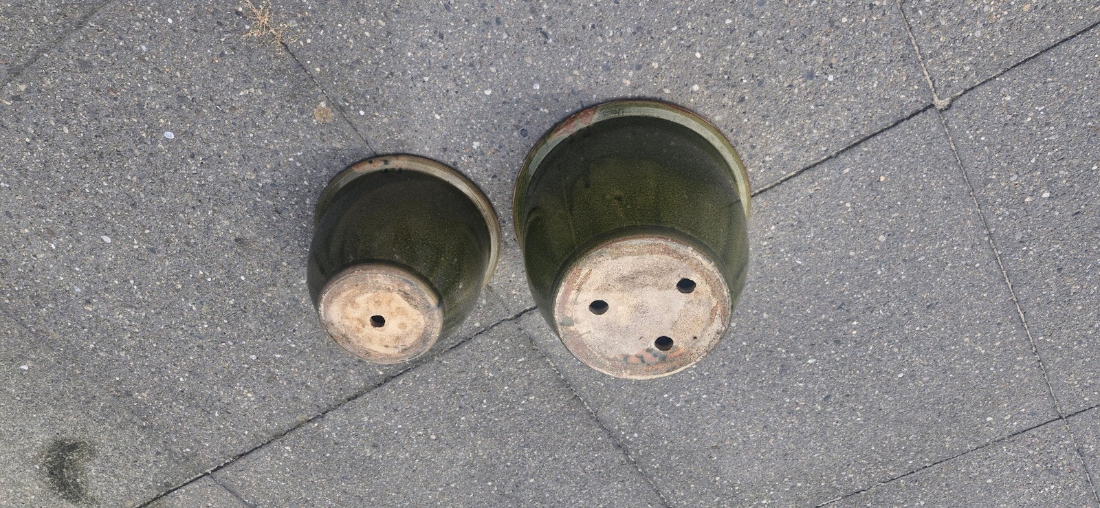 Twee gebruikte groene ronde bloempotten van steen, Steen, Gebruikt, Minder dan 60 cm, Rond