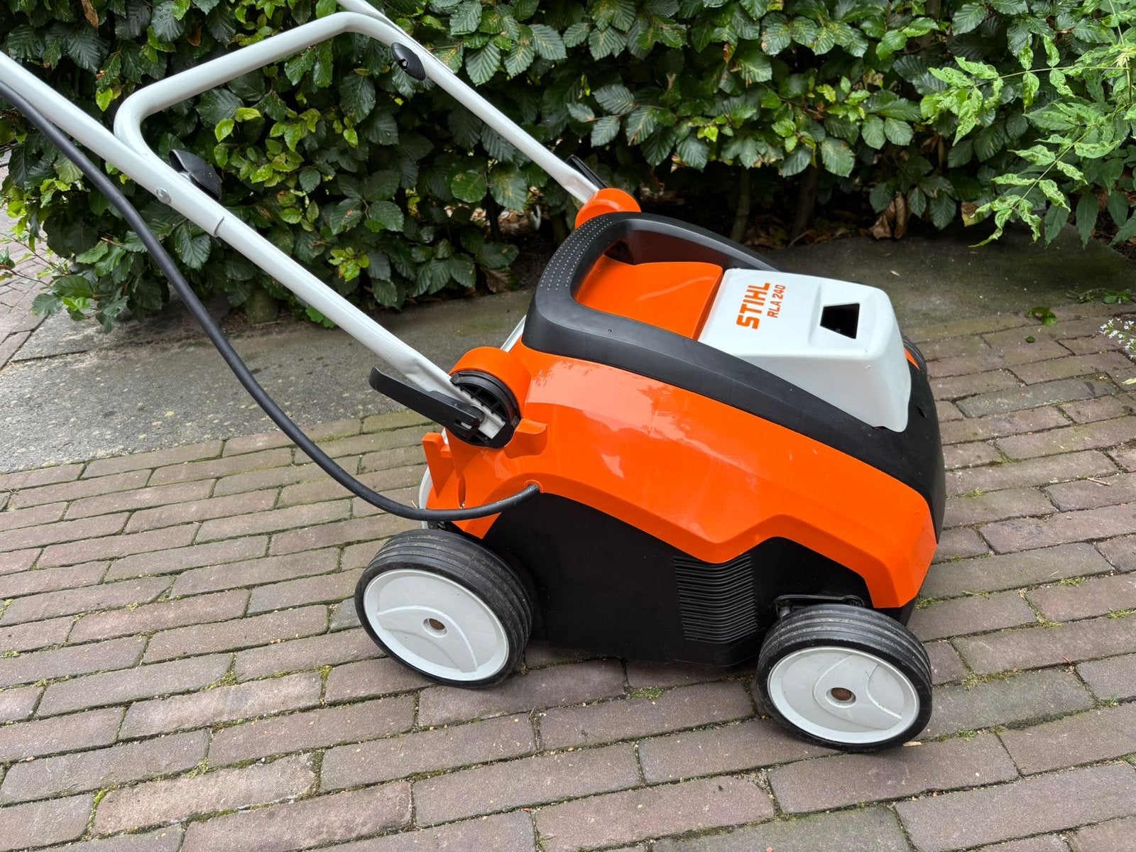 Stihl RLA 240 Accu-verticuteermachine met opvangzak, Ophalen, Cirkelmaaier, Accu-grasmaaier, Zo goed als nieuw