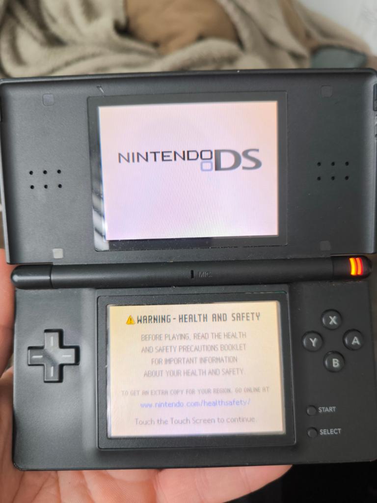 Nintendo DS Lite met 9 spellen en hoes, Spelcomputers en Games, Spelcomputers | Nintendo DS, Ophalen, Zwart, Zo goed als nieuw