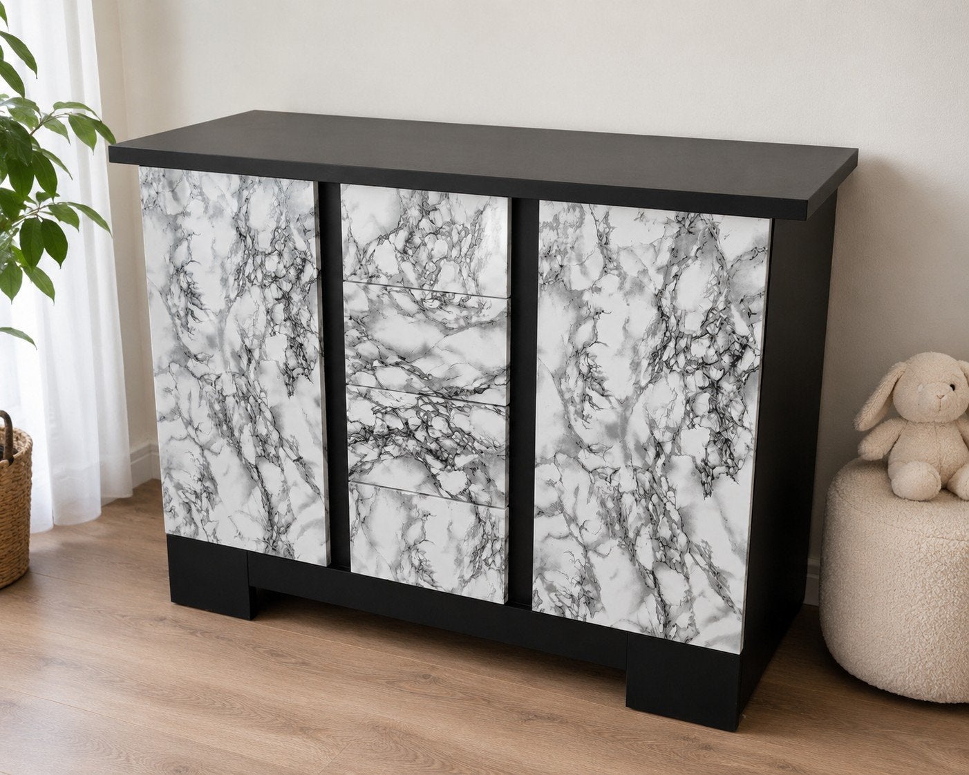 Mooie matzwarte commode met marmerlook, Kinderen en Baby's, Kinderkamer | Commodes en Kasten, Ophalen, Gebruikt, 50 tot 70 cm