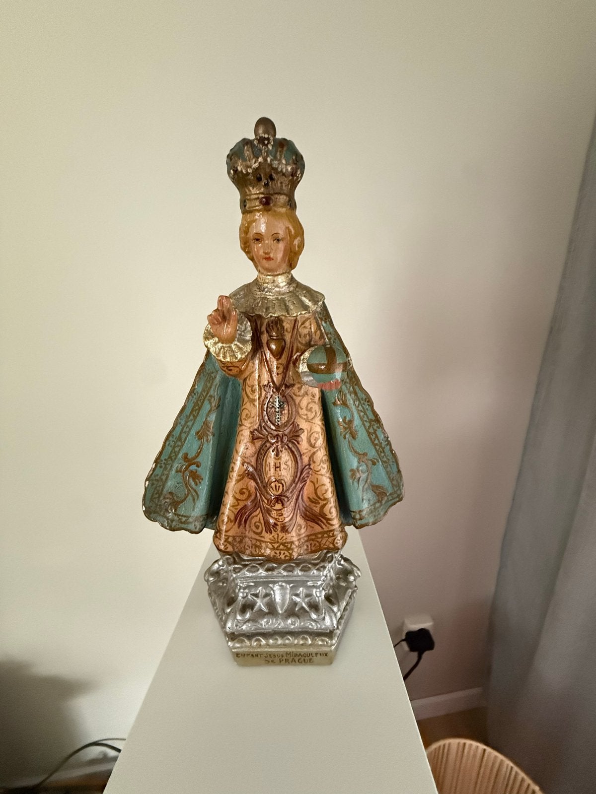 Antiek gipsen Beeld Kindje Jezus van Praag 38 cm hoog, Antiek en Kunst, Ophalen of Verzenden