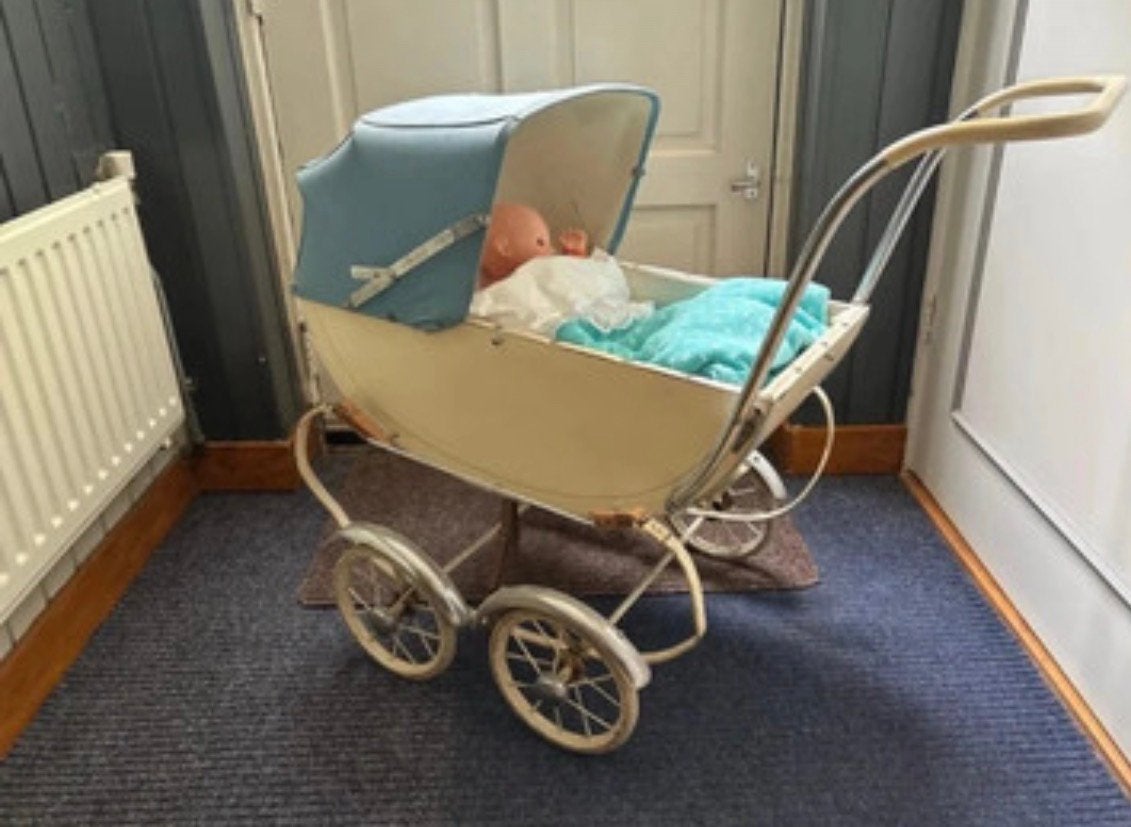 Antieke poppenwagen, Ophalen