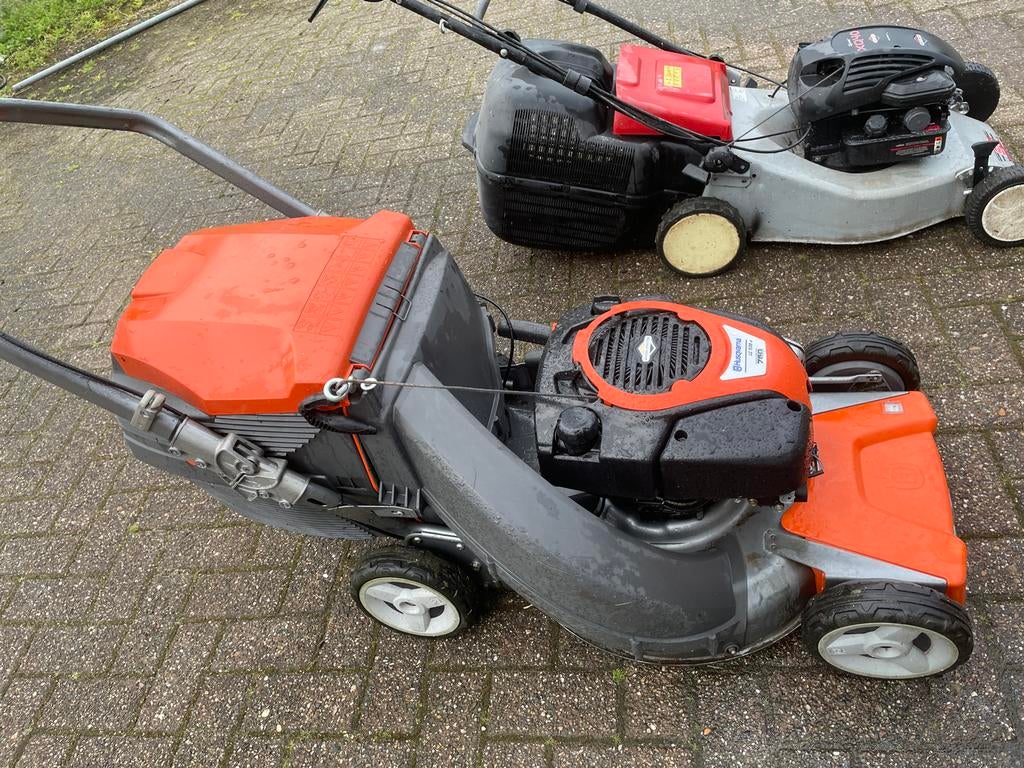 Husqvarna en SG grasmaaiers - Benzine, gebruikt, Ophalen, Cirkelmaaier, Zo goed als nieuw, Opvangbak