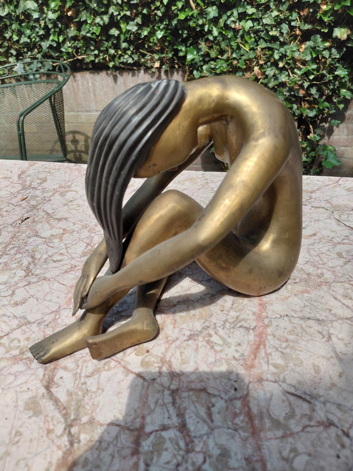 Bronzen beeld van zittende vrouw, modern design, Ophalen of Verzenden, 20 - 50 cm, Beeld, Goud