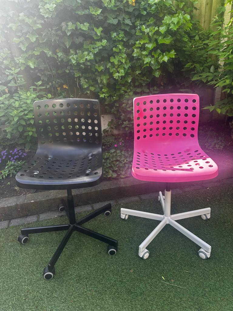 Gratis Set van 2 kinder bureaustoelen: zwart en roze, Huis en Inrichting, Bureaustoelen, Ophalen, Gebruikt, Zwart, Bureaustoel