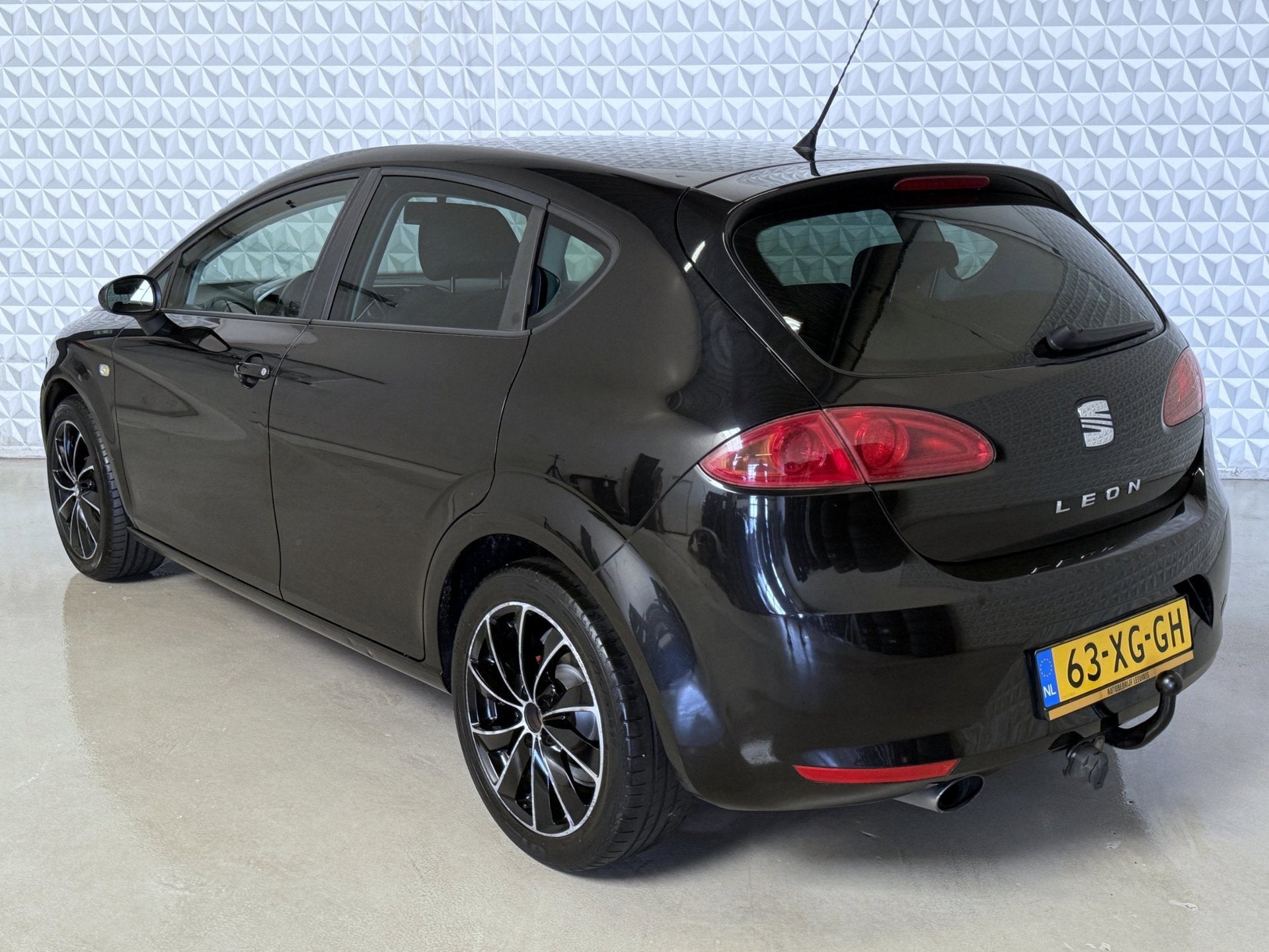 Seat Leon 1.6 Airco Cruise Trekhaak + APK t/m 07-2027 (2007), Auto's, Gebruikt, 4 cilinders, Leon, Zwart
