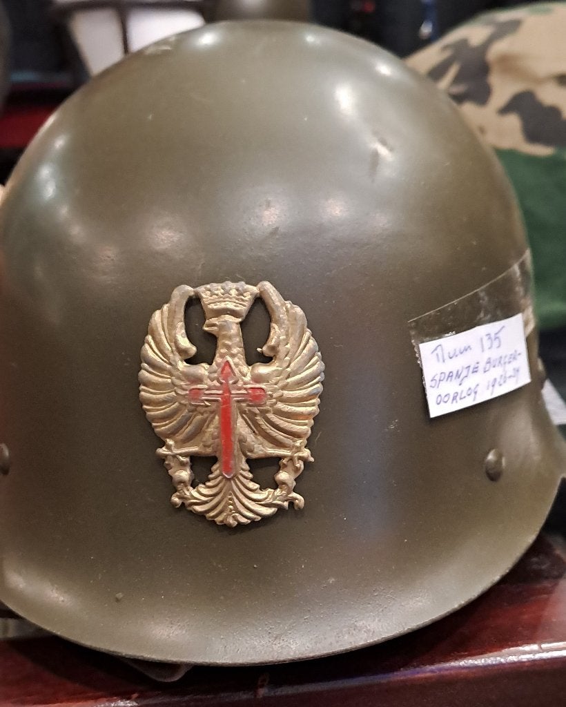 Militaire helm met embleem - Spaanse Burgeroorlog, Ophalen of Verzenden, Landmacht, Overige gebieden, Helm of Baret
