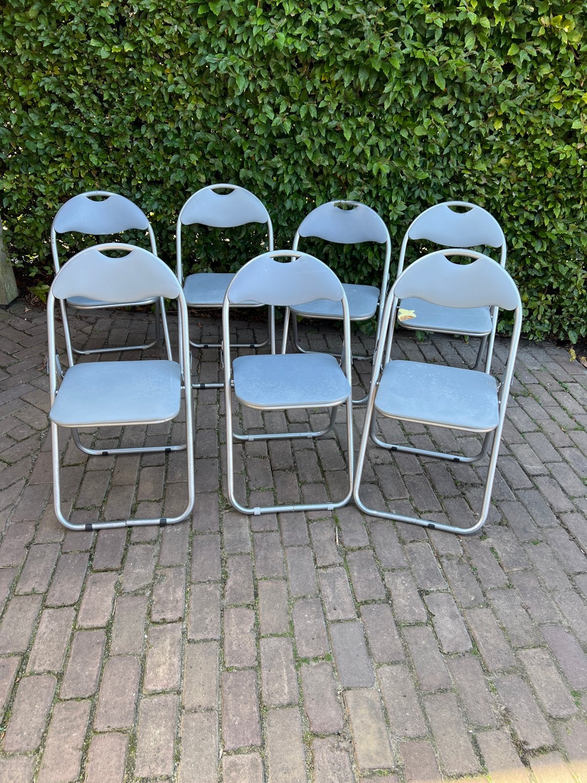 Set van 7 grijze klapstoelen - Handig en ruimtebesparend, Ophalen, Kunststof, Gebruikt, Grijs