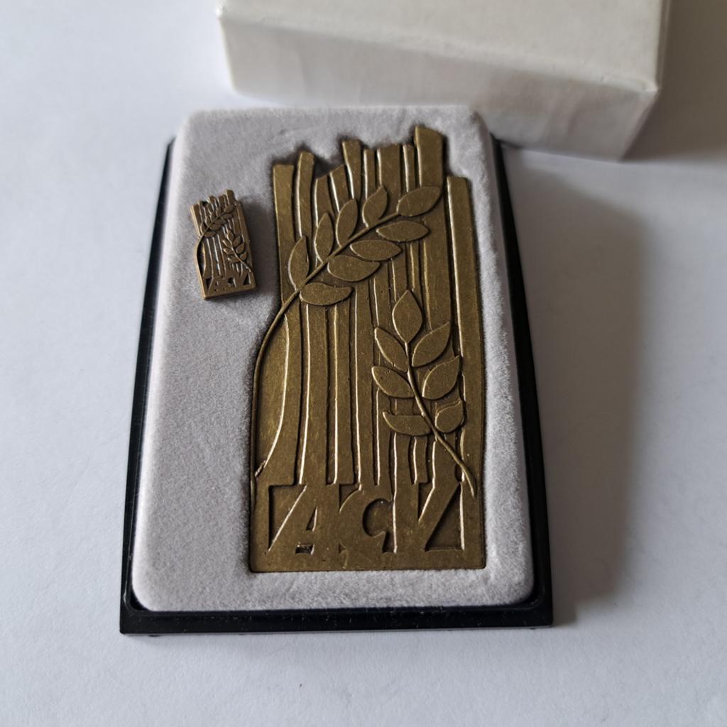 Oude set medaille penning met pin, Verzenden, Overige materialen