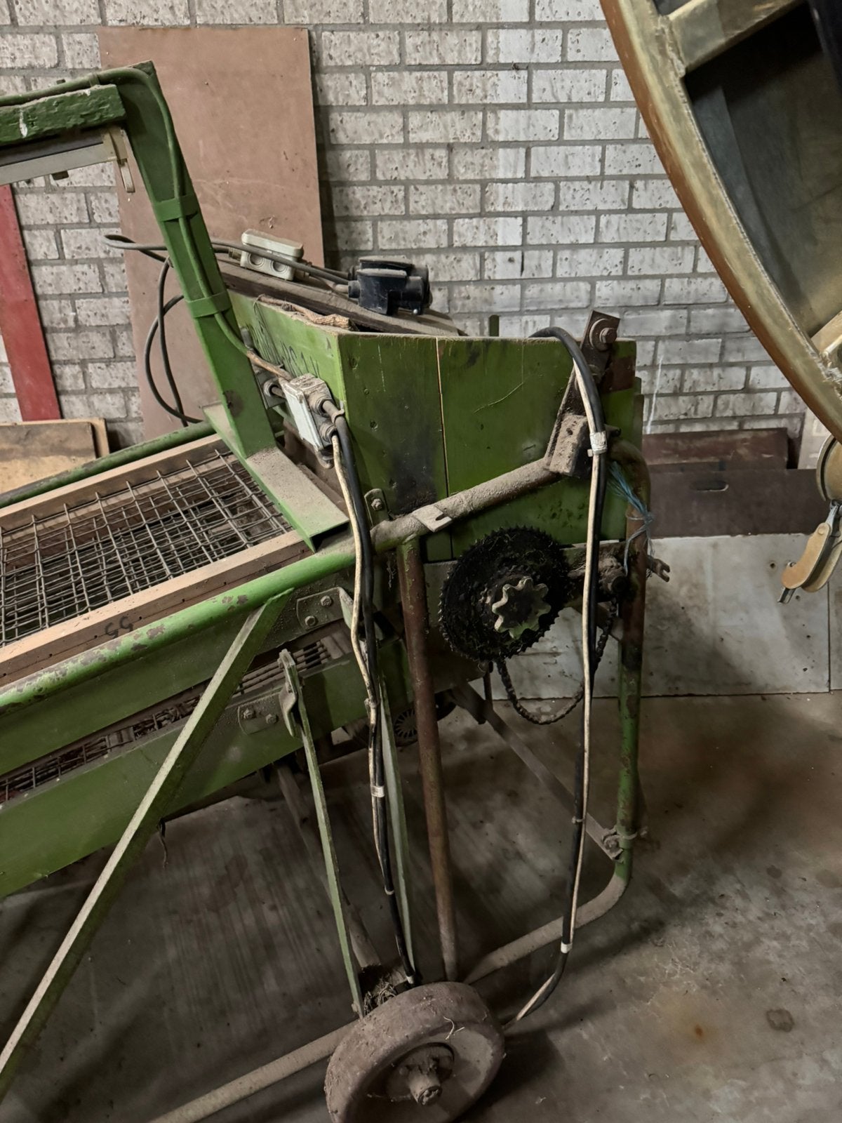 Antieke aardappel sorteerder, Ophalen