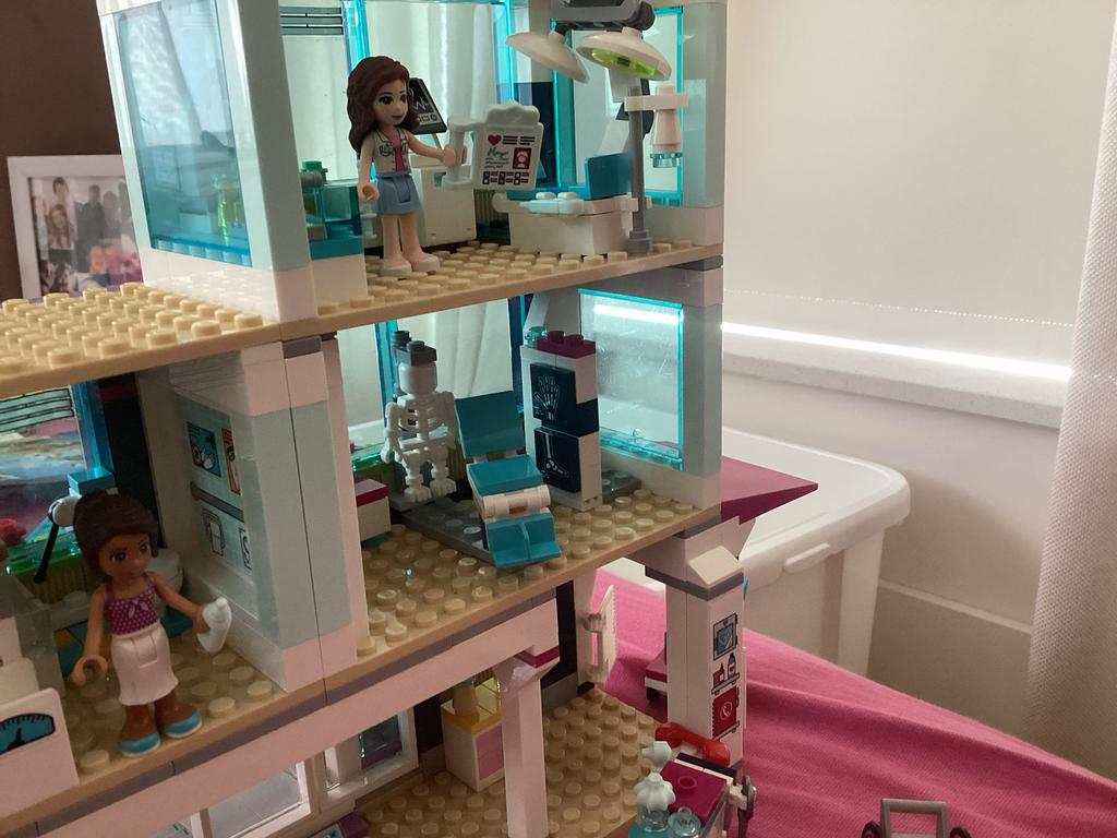 Lego Friends ziekenhuis met auto en boot, Kinderen en Baby's, Speelgoed | Poppenhuizen, Verzenden, Zo goed als nieuw, Poppenhuis