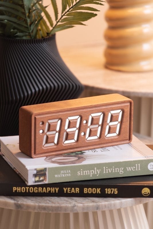 Alarm Clock Solid Wood Engraved in 2 kleuren., Wandklok, Nieuw, Ophalen of Verzenden, Overige kleuren
