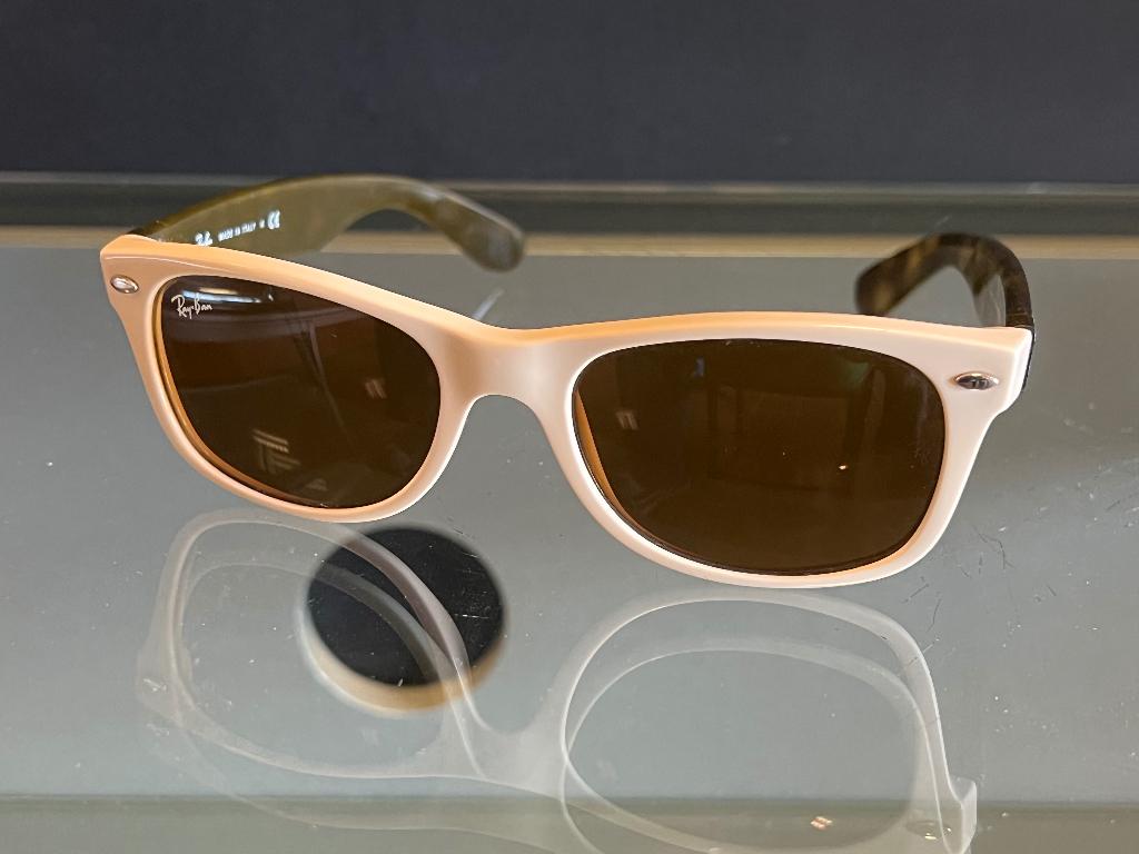 Ray-Ban RB2132 New Wayfarer Cream Brown, Gebruikt, Zonnebril, Bruin, Ophalen of Verzenden