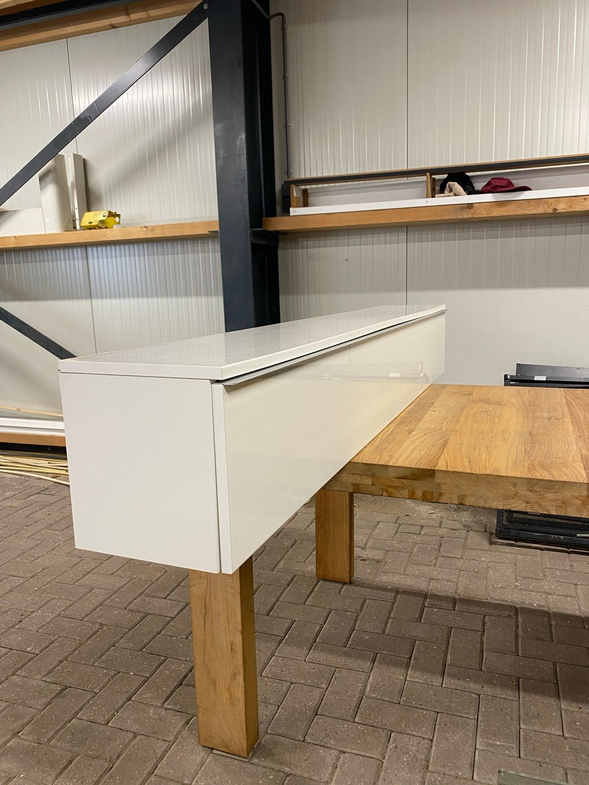 Modern wit tv-meubel met houten poten, Huis en Inrichting, Kasten | Televisiemeubels, Zo goed als nieuw, Minder dan 100 cm, 100 tot 150 cm