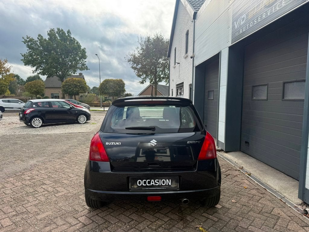 Suzuki Swift 1.3 Shogun versnellingsbak rev. nwe koppelingss, Auto's, Voorwielaandrijving, Stof, Zwart, 965 kg