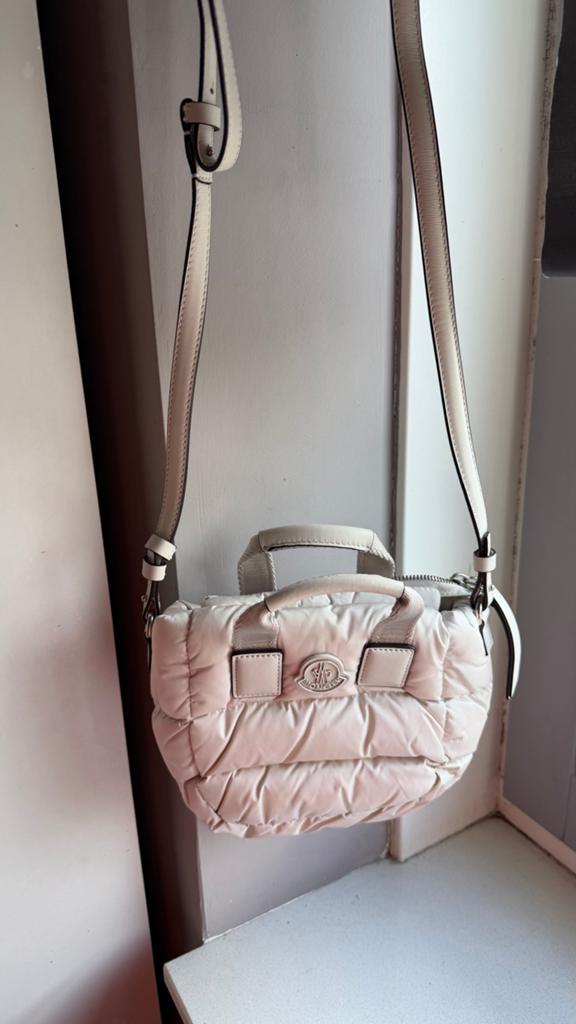 Moncler Schoudertasje - Crème/Beige, Ophalen of Verzenden, Zo goed als nieuw, Beige, Schoudertasje