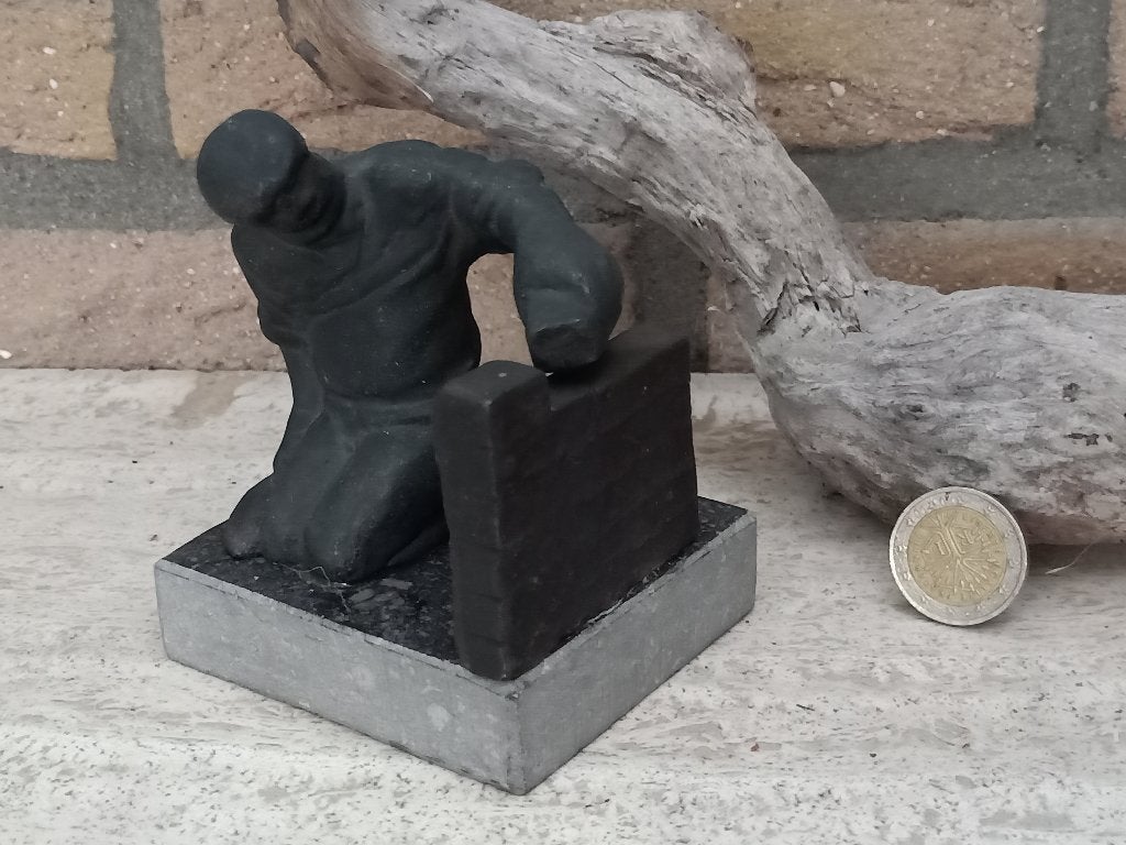 bronzen beeldje Marlies Noordkamp, de metselaar, Verzamelen, Beelden en Beeldjes, Ophalen of Verzenden, Zo goed als nieuw, Mens