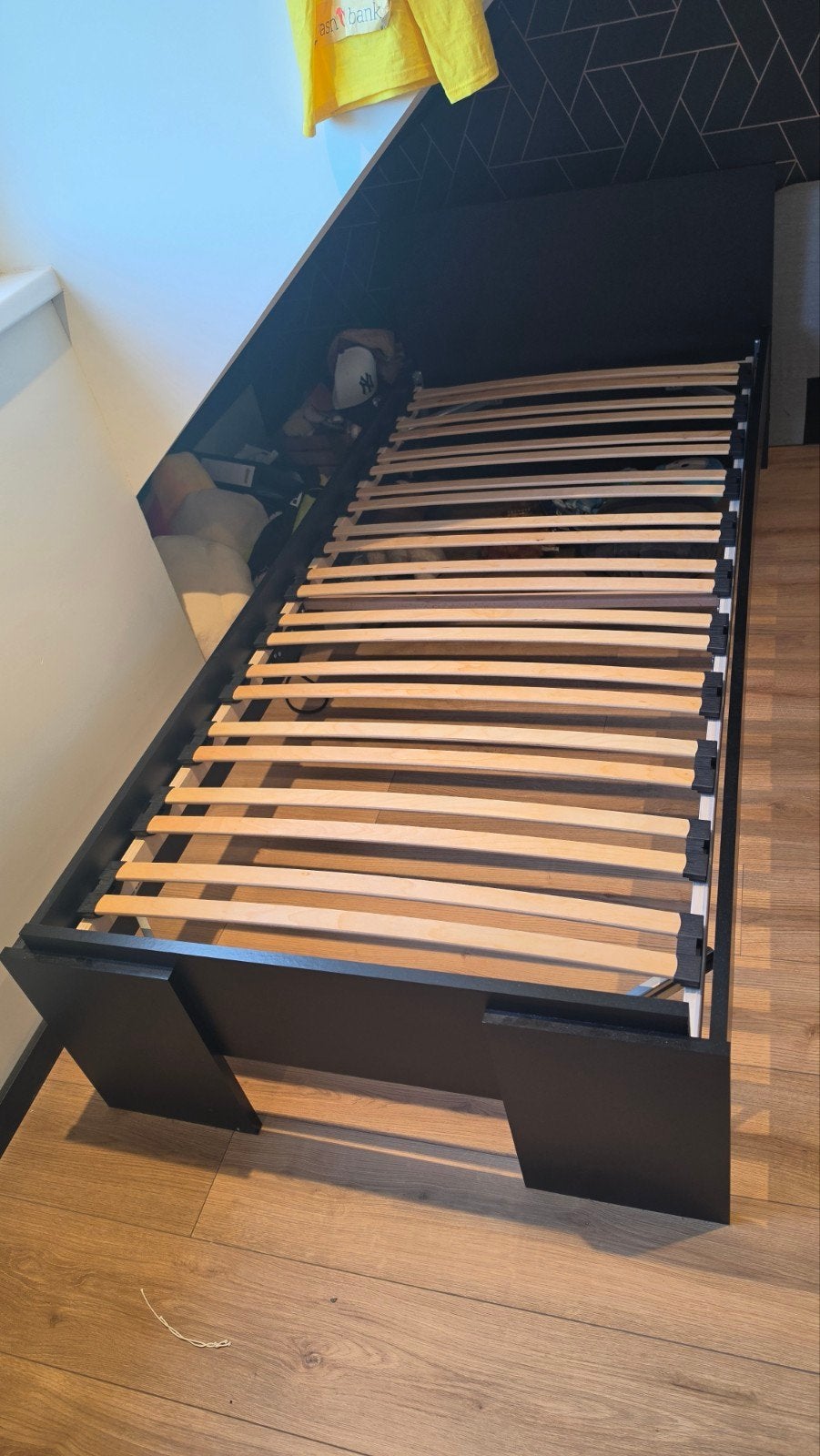 Zwart eenpersoonsbed met goede lattenbodem, Ophalen, Gebruikt, 90 cm, Eenpersoons