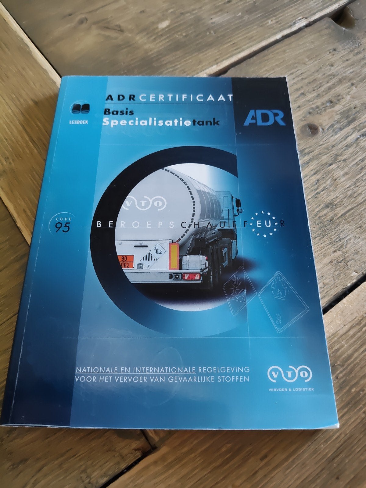 ADR Certificaat Basis Specialisatie tank Lesboek, Ophalen of Verzenden, Zo goed als nieuw, MBO, VTO Vervoer & Logistiek