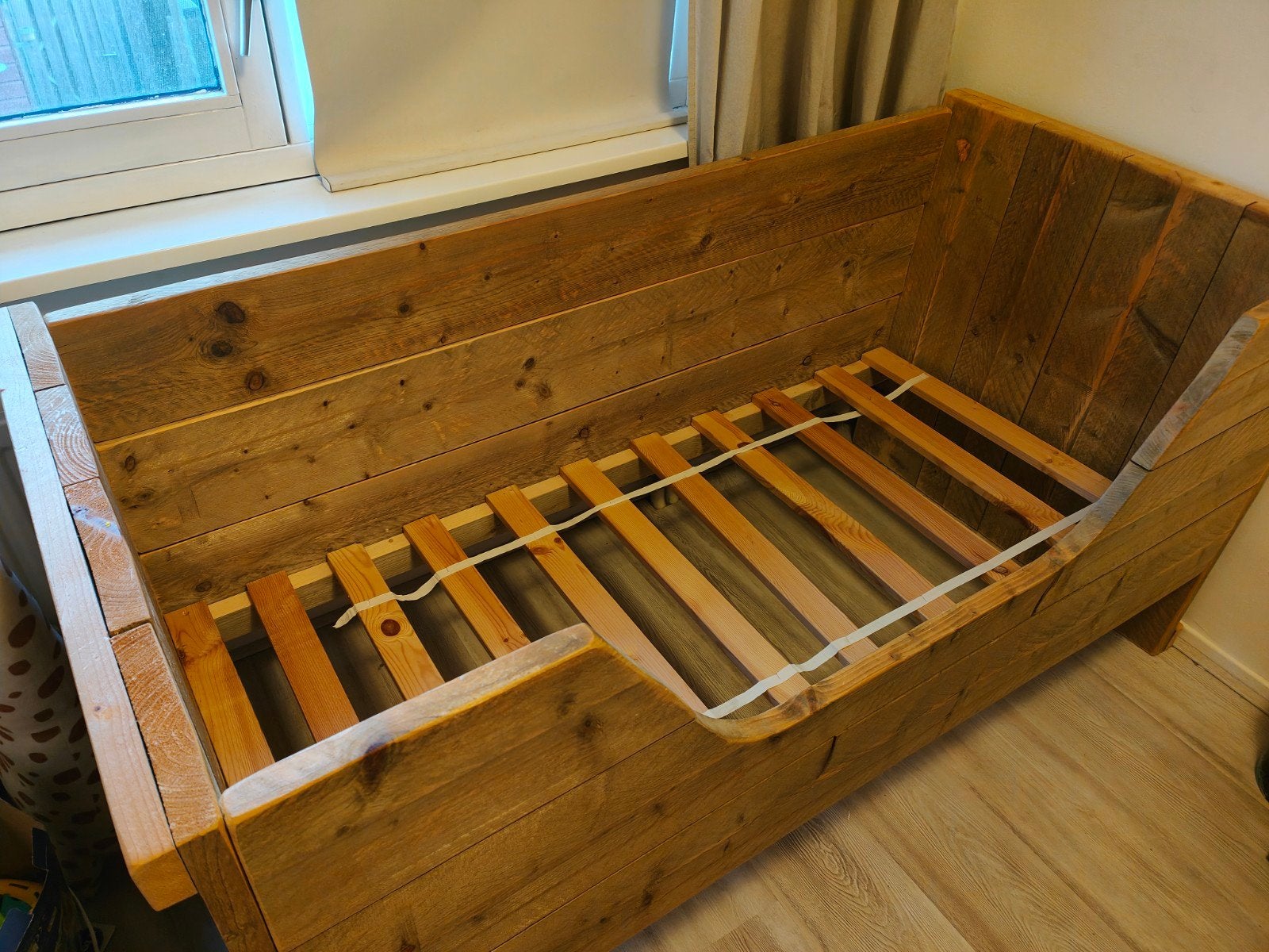 Steigerhouten kinderbed robuust en duurzaam., Ophalen, Gebruikt, Eenpersoons, Bruin