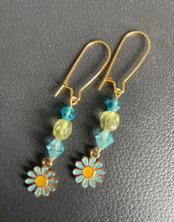Goudkleurige oorbellen met blauwe bloem en facet kralen, Met kristal, Overige materialen, Hangers, Nieuw