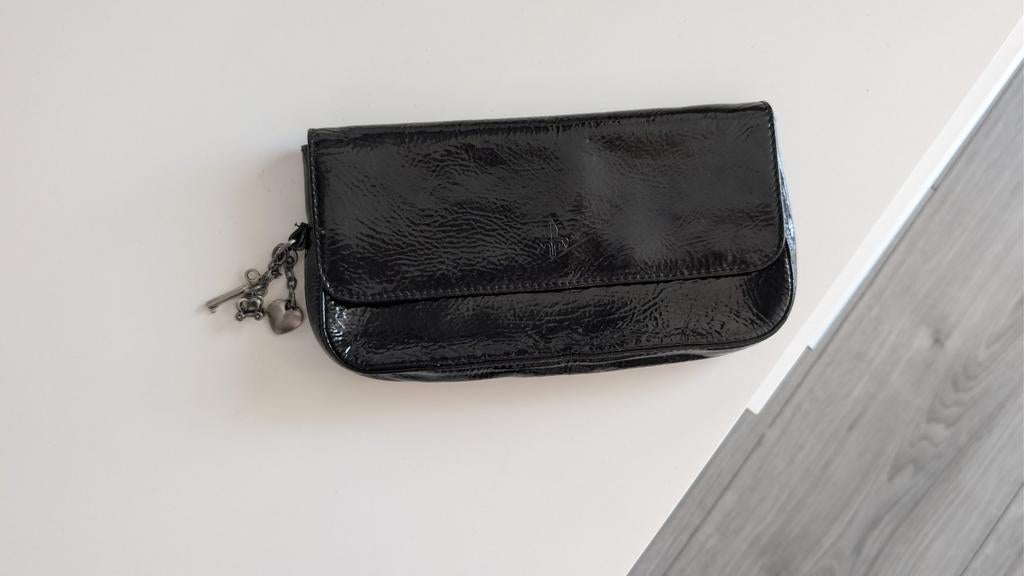 Zwarte lakleren clutch met bedeltjes, Ophalen of Verzenden, Zo goed als nieuw, Zwart, Avondtasje